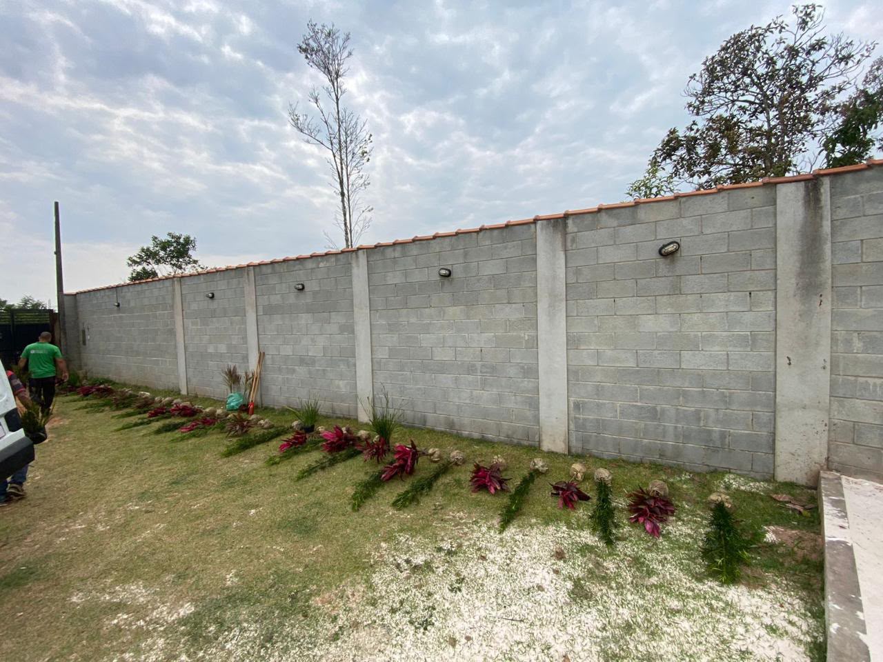 Antes — Plantio e paisagismo ao longo do muro