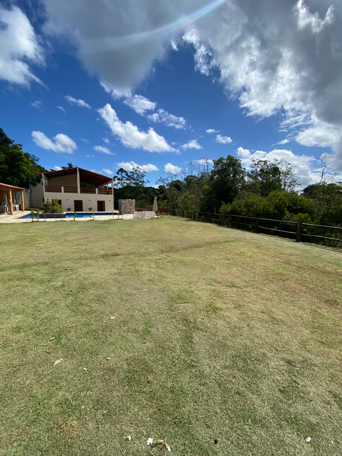 Depois — Terraplenagem e plantio de grama